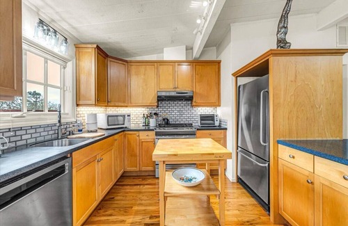 Northwest Carmel House | The Blue Pearl with Ocean View 2BR