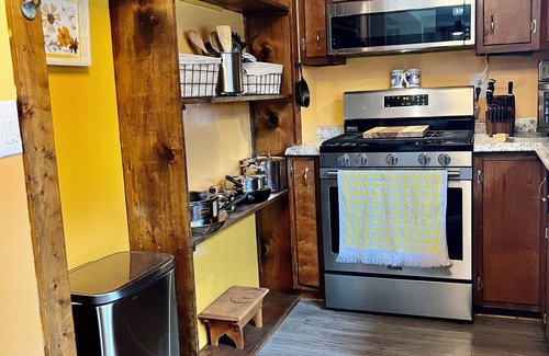 New River House | The Blue Ridge Bungalow- 3BR 2BA, hot tub with panoramic views, dog-friendly.