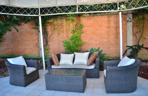 Ambohibao Villa | The blue room is an accent of modernity in the silence of the surrounding garden