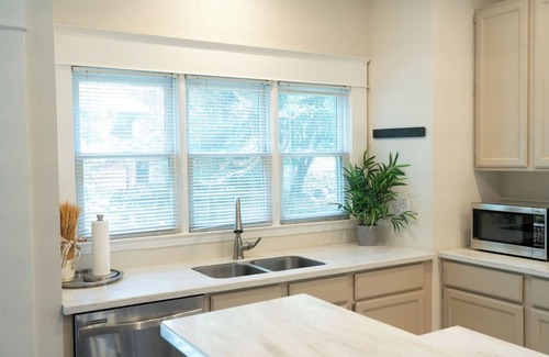 East Side House | The Blue Sapphire, Charming 2BR/2.5 Bath House in Historic Grant Park/Atlanta!