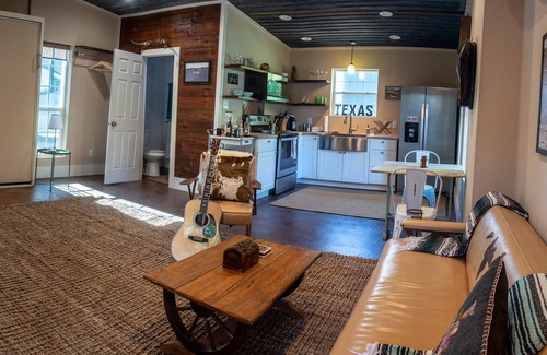 South Manchaca House | The Blueberry Cottage in South Austin