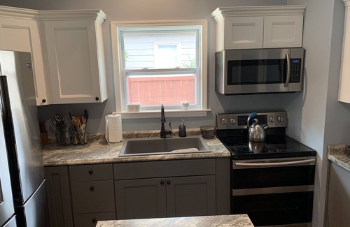 Ashland House | The Bluegrass Bungalow: Newly Constructed Sleeps 6: 3 beds 1.5bath. One Level.