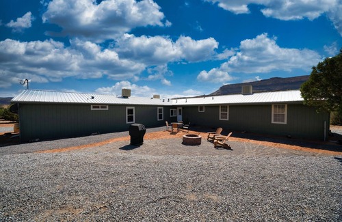 Palisade House | "The Bluff House-Privacy with spectacular views"