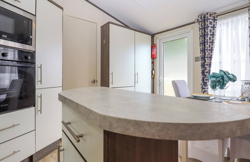 St Leonards-On-Sea Cottage | THE BOATHOUSE, pet friendly, with pool in St Leonards-On-Sea