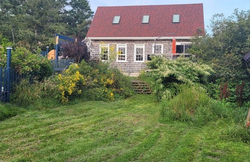 L'Etete Cottage | The Boathouse overlooking Green's Point Lighthouse and Passamaquoddy Bay