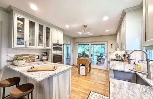 Highlands House | The Bodhi: Spacious 5-bedroom retreat in Highlands with wooded mountain views.