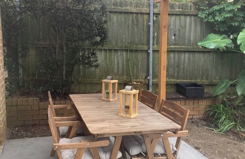 Balgowlah Villa | The Book Nook - 2 b/rm 80’s hideaway near Manly & easy Sydney access