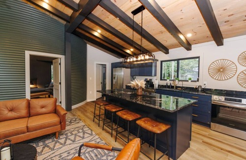 Saint Helens Apartment | The Boone by The Hideaways
