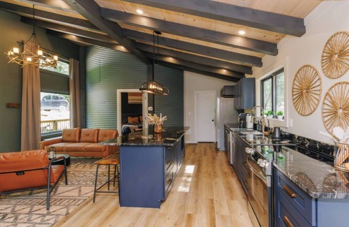 Saint Helens Apartment | The Boone by The Hideaways