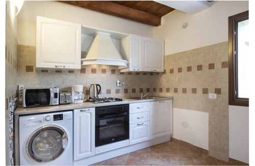 Tresana House | The Borgo di Tresana Ambra, free Wi-Fi, private garden