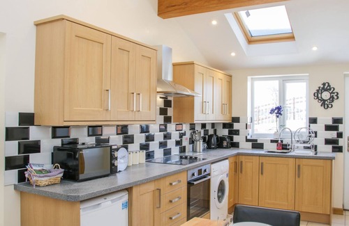 Bishops Castle Cottage | THE BOUNDARY ANNEX, pet friendly, with hot tub in Bishop's Castle