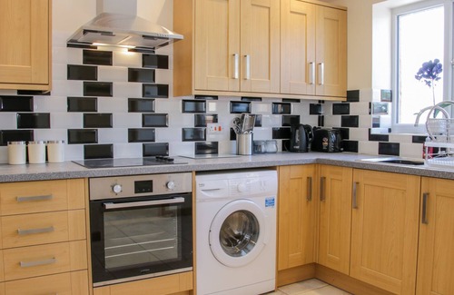 Bishops Castle Cottage | THE BOUNDARY ANNEX, pet friendly, with hot tub in Bishop's Castle