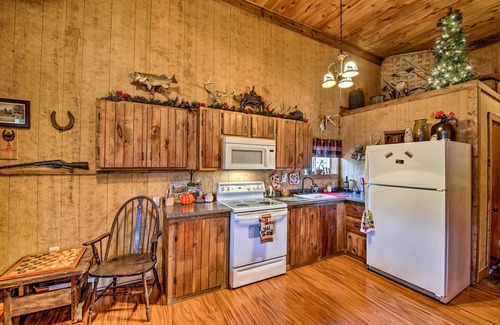 Florence Cabin | 'The Bovard Lodge' Rustic Cabin Near Ohio River!
