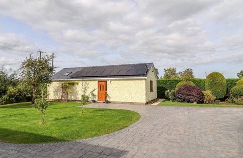 Overton-on-dee Cottage | THE BRAMBLES, pet friendly, with a garden in Bangor-On-Dee