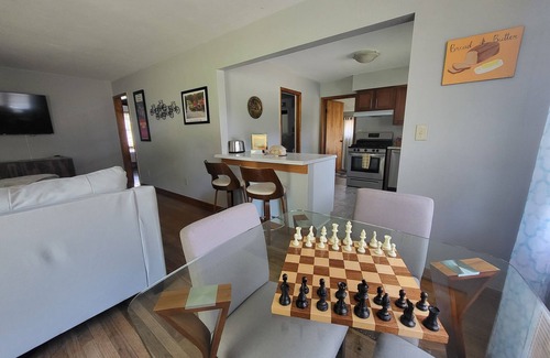 Bloomington House | The Bread & Butter-Near IU-2 Kings-1 Qu.-7 Parking Spaces and Bicycles!nn