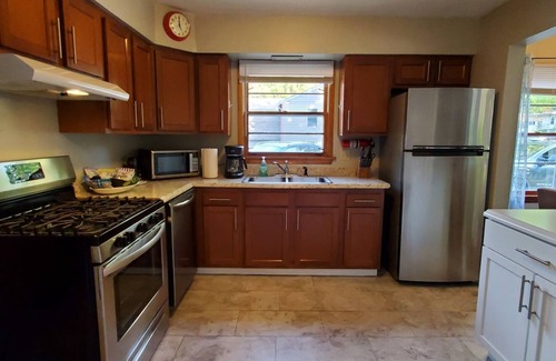 Bloomington House | The Bread & Butter-Near IU-2 Kings-1 Qu.-7 Parking Spaces and Bicycles!nn