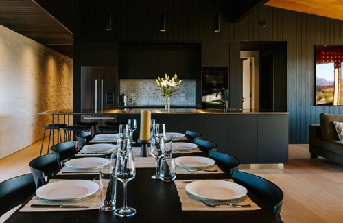 Wanaka House | The Brick House - Stunning Lake Views - Sleeps 10