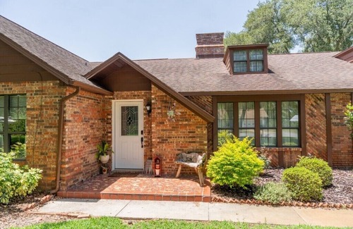 Wildwood House | The Brickstone Home- Large backyard, games, 5 minutes from Brownwood!