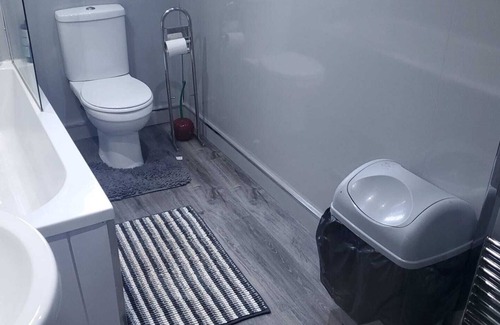 East End Apartment | The Bright and Spacious Holiday Retreat !5 minutes to the city centre!