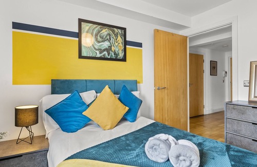 Redcliffe Condo | The Bristol Abode - Sleeps 6 - Balcony