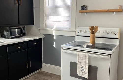 Great Bend House | The Broadway Cottage - Great Bend Downtown(Pet Friendly)