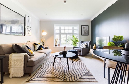 Herne Hill Apartment | The Brockwell Park Escape - Bright 2BDR Flat with Parking
