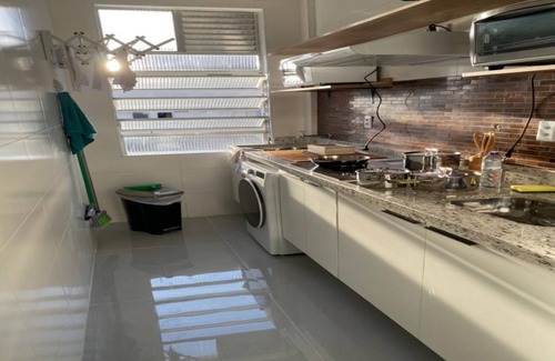 Itarare Apartment | The building faces the beach and the kitnet has a wide view of it.
