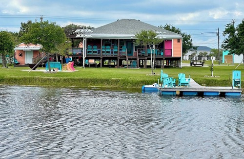 Port O Connor House | THE BUNGALOW-Delightful Getaway, ice machine, stocked pond, and awesome deck.