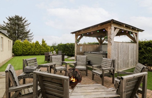 Kirkmichael Cottage | THE BUNGALOW, family friendly, with hot tub in Maybole