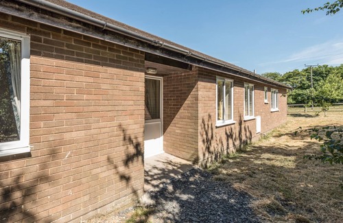 Farlow Cottage | THE BUNGALOW, pet friendly, with a garden in Cleobury Mortimer