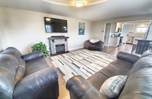 Canandaigua House | The bungalow @ T. Spex Eyewear is a cozy, convenient stay in Canandaigua!