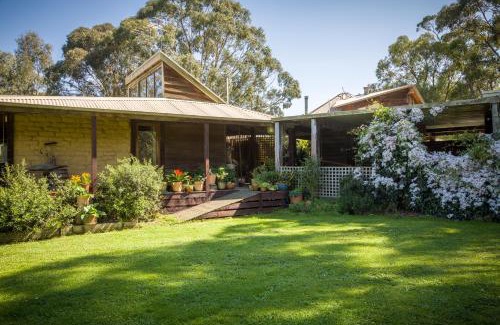 Dixons Creek Villa | The Burrow at Wombat Bend
