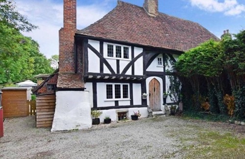 Maidstone Cottage | The Buttery Maidstone. 500 year old Cottage locates on wall of 450 acre parkland