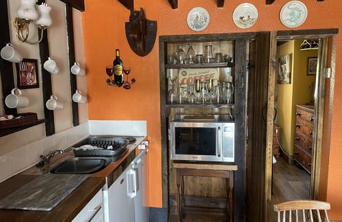 Yarm Cottage | THE BYRE COTTAGE SLEEPING 4 NEXT TO FOX COVERT PUB YARM B&B. S/C.