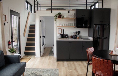 Ste Genevieve Cabin | THE CAAMP. Gorgeous 2-bedroom tiny home. Very close to the Barn/Pebble Creek