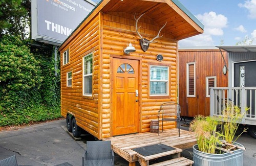 Kerns Hotel | The Cabin - Custom Tiny Home w/Log Cabin Vibe