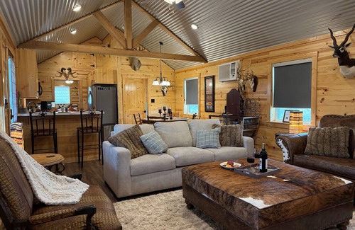 Gatesville Resort | The Cabins @ TX Retreat | Texas Hills Adventure!
