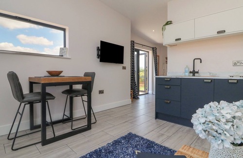 Tiverton Cottage | THE CADELEIGH, romantic, with hot tub in Tiverton