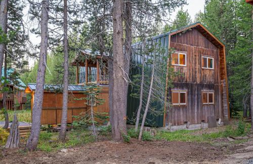 Serene Lakes House | The Calder Cabin