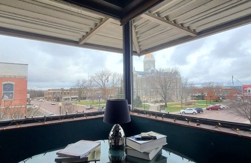 Fairbury Apartment | The Cambridge 2BR apartment in historic downtown