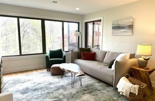 Vernon House | The Canopy 4BR Forest Escape Spa, Sip, and Unwind