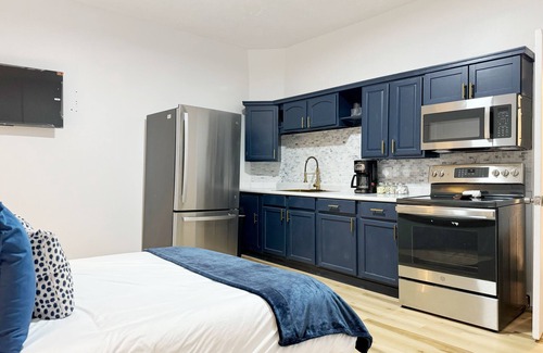 Evansville Apartment | The Cardinal C/QUEEN 1BD/1BA Studio