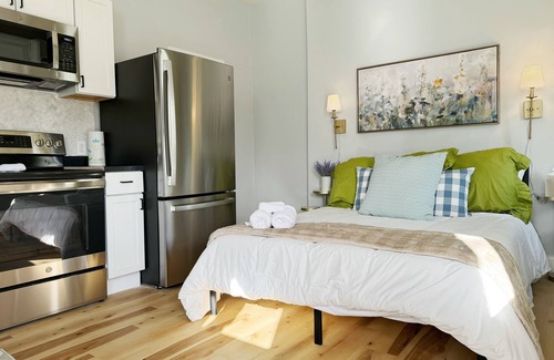 Evansville Apartment | The Cardinal D/QUEEN 1BD/1BA Studionn