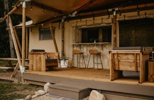 Flag Pond Cabin | The Carlton Lodge Unit 4 - Glamping Retro