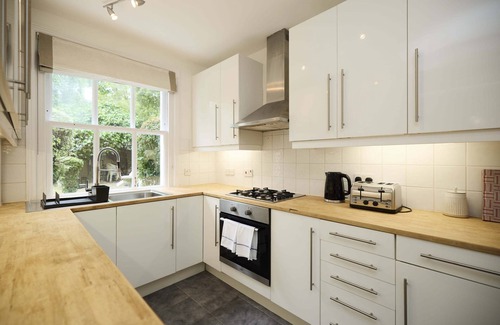 Abbey Road Apartment | The Carlton Nook - 2BR Apartment with Patio