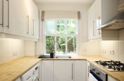 Abbey Road Apartment | The Carlton Nook - 2BR Apartment with Patio