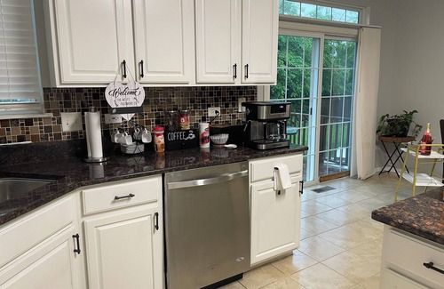 Carol Stream House | The Carol Stream Casa - Luxury Large Home, 7 bds, 75" and 65" TVs, Workspace