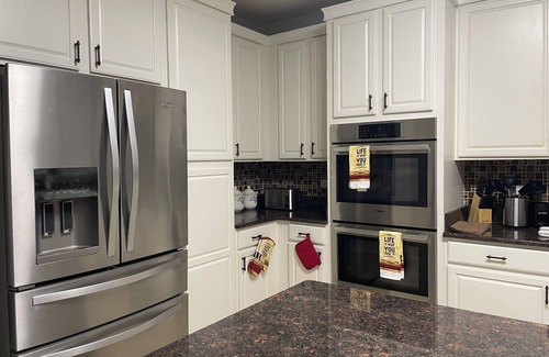 Carol Stream House | The Carol Stream Casa - Luxury Large Home, 7 bds, 75" and 65" TVs, Workspace