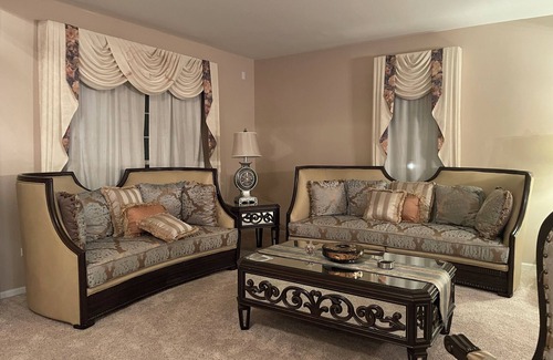 Carol Stream House | The Carol Stream Casa - Luxury Large Home, 7 bds, 75" and 65" TVs, Workspace