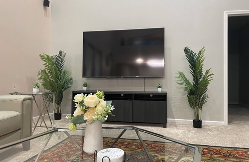 Carol Stream House | The Carol Stream Casa - Luxury Large Home, 7 bds, 75" and 65" TVs, Workspace